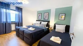 Charmantes 3-Zi-Apartment am Schlössle in Lechhausen-Garage-Balkon-Küche-Smart TV - Image 1