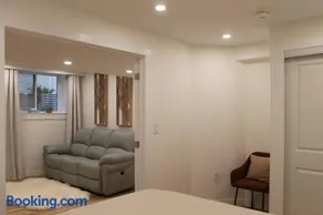 Queen Bed Suite-Private Entrance - Image 4