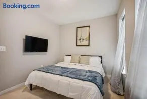 Luxurious 4br Home With Parking & Patio L Corporate & Extended Stays Welcome L Fits 8-10 - Image 3