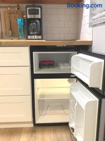 New cozy studio 2 queen beds kitchen walk to water! - Image 1