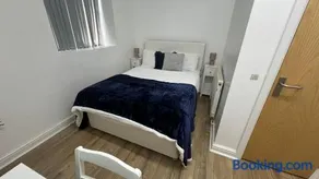 Sangha Hall - Private Ensuite Rooms with Shared Kitchen - Image 4