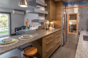 Cozy Ground Floor Studio Near Downtown Bend - Image 1