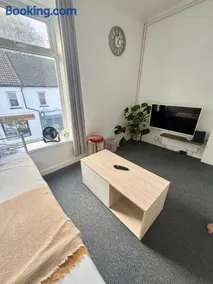 Treforest Apartment 3 Bedrooms - Next Station - Free Parking - Image 2
