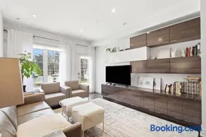 Bayview Townhouse 2BR & Parking - Image 1