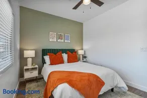 Stylish Phoenix Suite by Zenia Stays - Central & Cozy Escape - Image 1