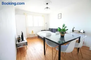 La Colline - Pont-Hébert - com - Grand Parking gratuit, De 1 à 4 personnes, Tout équipé, Netflix, Amazon Prime Gratuits et Illimités, Matelas Emma, Lave Linge, Vue sur la Vallée, RDC - Image 1