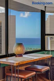 Ocean View Prime Location Surfer Studio With Parking - Image 3