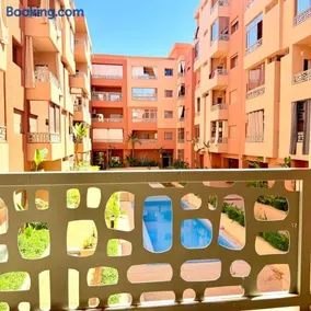2BR Apt with Pool View in City Center - Image 3