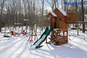 4BR Poconos Ski Retreat w Sauna, Game Room & Loft - Image 4