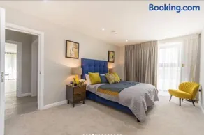 FREE Parking 3BR London Flat with Netflix Baby Cot - Image 5