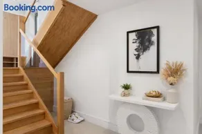 Exquisite 4BR Designer Home with Smart Features, Free Parking & SkyStream - Sleeps Up To 10 in Gerrards Cross SL9 - Image 5