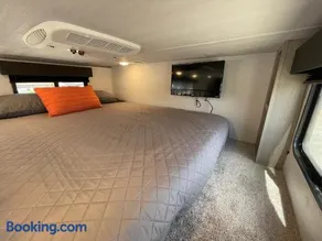 Tiny Home Lodge near Zion and Bryce National Parks Hot Tub Coyote Moon - Image 2