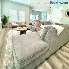 Cozy Bay Cottage with King Master Suite, Fire Pit and Pool - Image 3