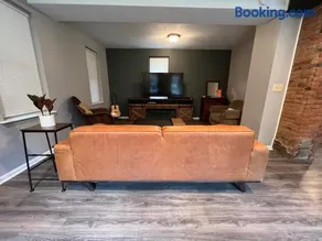 **Stylish Pet Friendly 3 Bedroom House** - Image 5