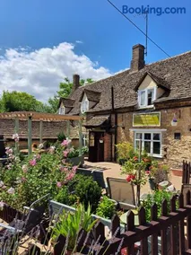 The horse and panniers guest house. - Image 1