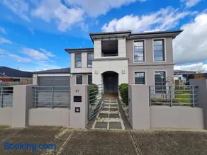 Stylish House in Geelong for Large Family or Group - Image 1