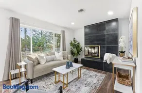 Mount Helix, Jacuzzi, King Bed, EV Charger - Image 2