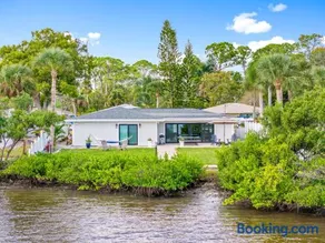 Waterfront home, luxury design, HOT TUB - Image 1