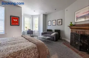 Downtown living! Sleeps 14 wEV parking balcony - Image 3