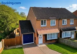 Spacious 4 Bedroom Home Free Parking Sleeps 9 - Image 1