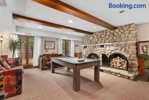 Genteman Manor Private Indoor Pool Sauna & Lake - Image 4