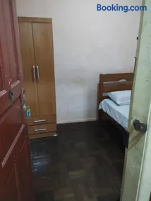 Quartos individuais na saída do metrô estação Glória - Image 1