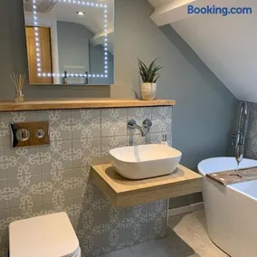 Brook Lodge, One bed house in AONB Dorset with swimming pool - Image 2