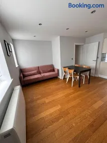 2-Bedroom Flat Walking Distance to ExCeL London - Perfect Location! - Image 2