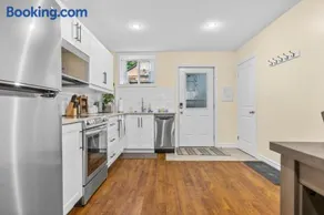Elegant & Private Apartment - Short Walk From Downtown - Image 2