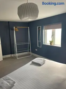 No 18 2 Bed Town Centre Apartment - Image 5