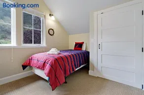 3 Bed 3 Bath Vacation home in Eastsound - Image 2