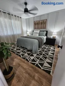 LakeView Fresh and New Bass N Sun King Bed Pool - Image 2