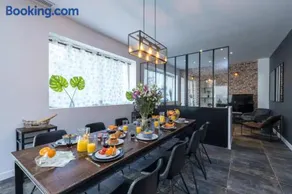 Extra spacious Apartment 5 min walk to Sea & Tram - Image 2
