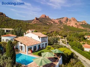 Villa avec vue panoramique et piscine à Saint-Raphael - Image 1