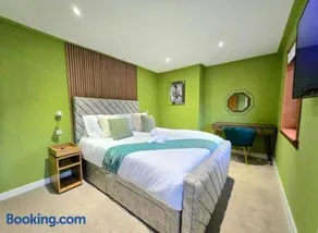Super luxury 2 bedroom, full house sleep 5 with garden & parking close to airport - Image 2