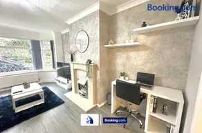 Spacious 3 BDR By Avalora Short Lets & Serviced Accommodation Queensway With Big Garden, Near Train Station, Airport & Large Driveway - Image 4