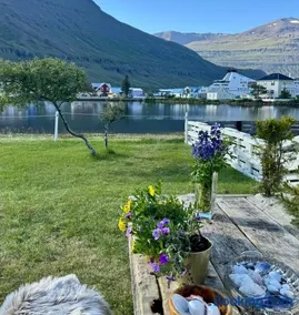 Nýlenda - Charming Two Bedroom Seaside Property, Mountain and Town Views - Image 2