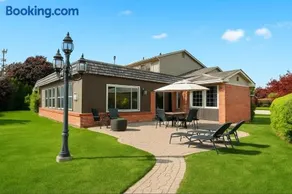 Grandma's Fun 5BR House - Heated Indoor Pool - Image 3