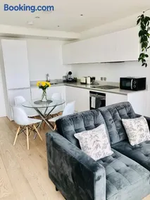 1 bedroom luxury apartment 20 min from centre - Image 1