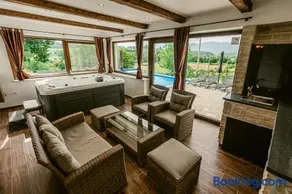 Holiday House Zrinski with Pool, Sauna & Jacuzzi - Image 2