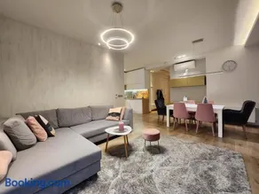 M53 "Margaret's Edge" Apartment - Image 2