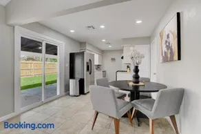 15 Min to International Airport! Cozy, Modern Home - Image 3