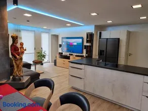 Glamour Lifestyle Apartment 5 - Image 2