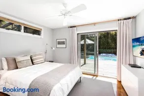 Luxury 3-bedroom Pines house with 360-degree views - Image 4