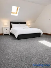 Brittas Bay Getaway 3 Beds 4 Bathrooms - Image 2