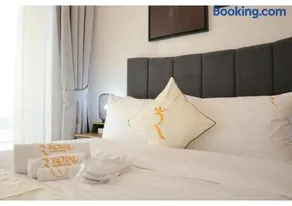 Chic 1BR Oasis - Modern City Haven - Image 2