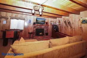 Big Wood Pines - Relaxing home with a large fenced yard for your furry friends to enjoy! - Image 2