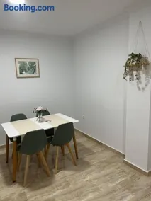 Appartement entièrement équipé avec jardin, internet haut débit et terrasse | Vue jardin | Parfait pour le travail à distance - Image 5