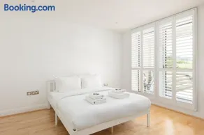 Modern 2BDR Maisonette with Terrace near Battersea - Image 1