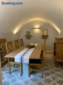 Beautiful Georgian cottage within a private walled garden - Image 2
